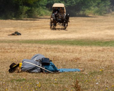 Duncan Mills, Ca - 14 Temmuz 2018: bir iç savaş reenactment, yaralı reenactors yaklaşan at arabası. İç savaş gün Batı yakasındaki en büyük canlandırma olaylar biridir ve her yıl olur