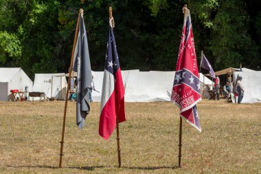 Duncan Mills, Ca - 14 Temmuz 2018: Konfederasyon işaretleme Konfederasyon Kampı'nda Kuzey Kaliforniya'nın iç savaş reenactment işaretler. Bu olay büyük biridir Batı kıyısında ve her yıl olur