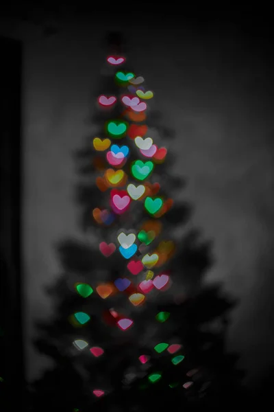 Choinka Featuring Kolorowych Świateł Bokeh Kształcie Serca Uroczystości Świąteczne — Zdjęcie stockowe