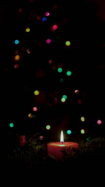 Orangefarbene Kerze Auf Weihnachtsschmuck Umgeben Von Weihnachtslichtern Bokeh — Stockfoto