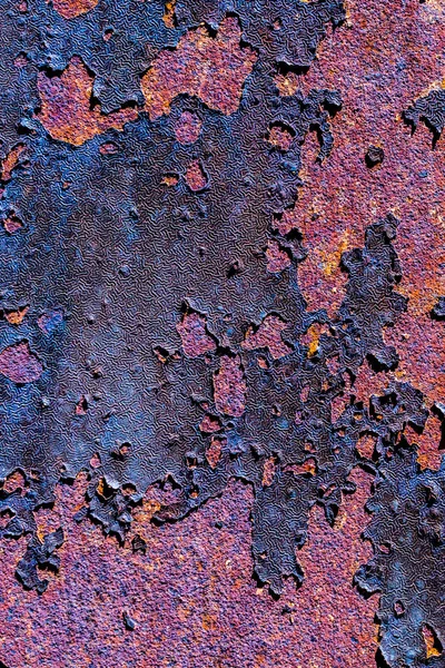 Rusty Metalen Roze Plaat Met Grunge Afschilferen Uit Paarse Verf — Stockfoto