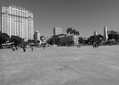 Rio De Janeiro, Rj , Brazil.May 22, 2018: Praa Mau kamu gezinti görünümü, Rio de Janeiro, Brezilya. Museu do Amanh (Yarının Müzesi) geride. Siyah beyaz render