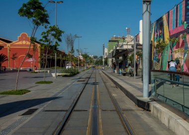 Rio De Janeiro, Rj, Brezilya - 22 Mayıs 2018: Yaklaşan sağ Carioca satırında 1 İstasyonu Parada dos Navios, Pier Maua, mavi gökyüzü da da insanlar bekleyin