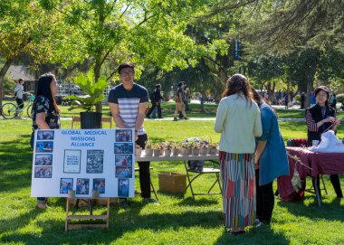 Davis, CA-21 Nisan 2018. Küresel tıbbi görevler Allience Booth sırasında UC Davis yıllık piknik günü. Piknik günü sırasında üniversite bölümleri şovlar. Tüm kampüs üzerinde eğitim odaklı aile faaliyetleri vardır.  