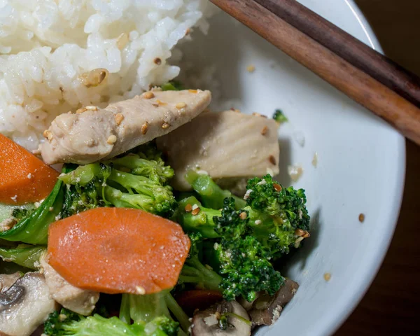 Pollo Salteado Servido Tazón Blanco Con Arroz Palillos Vista Del —  Fotos de Stock