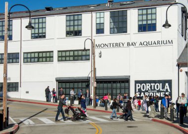 Monterey, Ca - 18 Şubat 2018. İnsanlar Monterey Bay Aquarium için bekleyen bir Pazar sabahı açmak için önünde sıraya girin. Akvaryum girmek için satırları üzerinde weekeneds yaygındır. 
