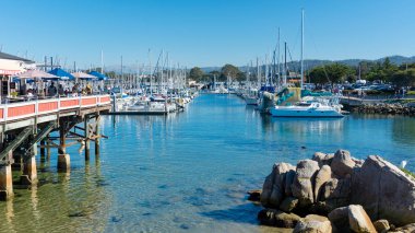  Monterey, Ca - 17 Şubat 2018. Monterey liman ve İskele 1 güneşli bir sabah açık gökyüzü, tekneler ve temiz su ile parçası