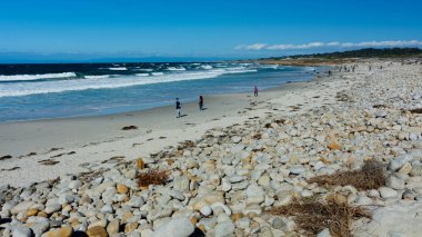 Monterey, Ca - 18 Şubat 2018. Monterey Peninsula, California, ABD, 17 mil sürücü yolu üzerinde plaj zevk insanlar Pebble Beach 2018 Kış aylarında yakınındaki.