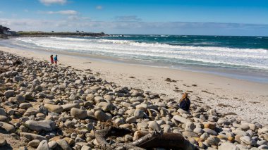 Monterey, Ca - 18 Şubat 2018. Monterey Peninsula, California, ABD, 17 mil sürücü yolu üzerinde plaj zevk insanlar Pebble Beach 2018 Kış aylarında yakınındaki.