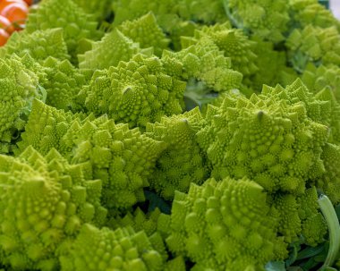 Romanesco brokoli (Brassica oleracea), yakın çekim vurdu, bir çiftçi pazarda, hafif yeşil hakim renk, yatay atış Satılık seçici odak