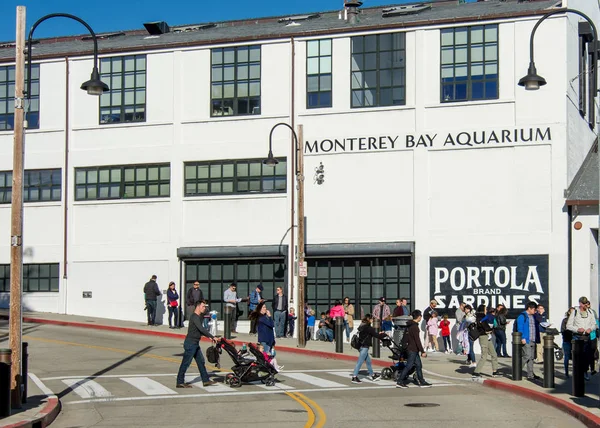 Monterey Febbraio 2018 Gente Mette Fila Davanti Monterey Bay Aquarium — Foto Stock