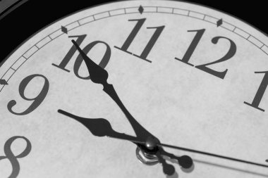 Portre üzerinde bir saat on dakika önce dokuz oclock, siyah beyaz görüntü oluşturma işaretleme işaretçiler. Ana odak üzerinde saat ve dakika işaretçiler olduğunu. 