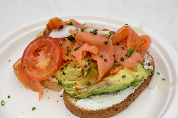 Detailní Záběr Gurmánské Mexické Avokádový Toastu Tvarohem Citronovou Kůru Uzeným — Stock fotografie