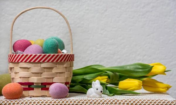 Paskalya basked ve tavşanlar  