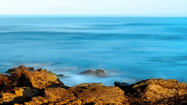 Océano cerca de la playa de guijarros, Playa de guijarros, Península de Monterrey, California — Foto de Stock