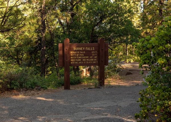 McArthur-Burney Falls iz işareti — Stok fotoğraf