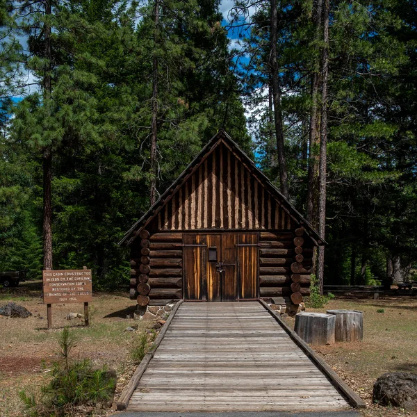 Cabine de registo em Mcarthur-Burney Falls — Fotografia de Stock