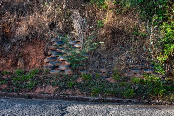 Contrôler l'érosion avec les pneus — Photo