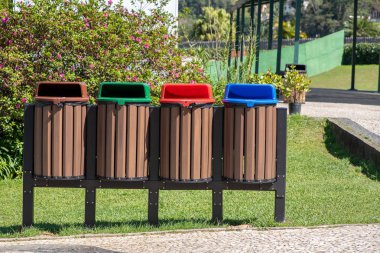 Parkta dört geri dönüşüm kutusu