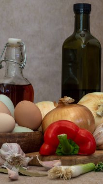 Yeşil kumaş ve kahverengi masa örtüsü, kenar görüş ve fotokopi alanı üzerinde yemek pişirmek için gerekli malzemeler.