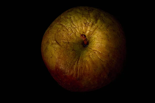Ein Alter Faltiger Apfel Vom Letzten Herbst Vor Schwarzem Hintergrund — Stockfoto
