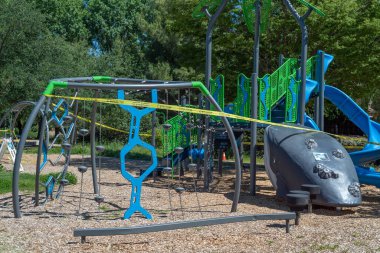 Davis, Kaliforniya, ABD. 20 Haziran 2020. Davis Arroyo Park 'ın oyun parkları COVID 19 salgınında kilitliydi.