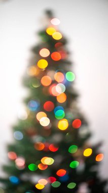 Renkli bokeh topu ışıklarının yer aldığı noel ağacı - tatil kutlamaları