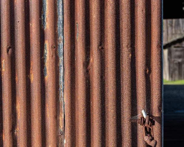 Rezavé Kovové Dveře Vlnitým Vzorem Pozadím Texturou — Stock fotografie