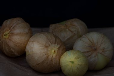 Kahverengi kağıt üzerinde bir grup domates yakın plan, kırpılmış