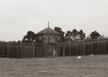 Old Building gözlem noktası Fort Ross eyalet parkı, sisli bir günde, tipik Sonoma Sahili, Kaliforniya, ABD siyah-beyaz sepia tonuyla
