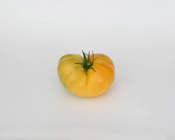 Tomate Herdeiro Amarelo Isolado Fundo Branco — Fotografia de Stock