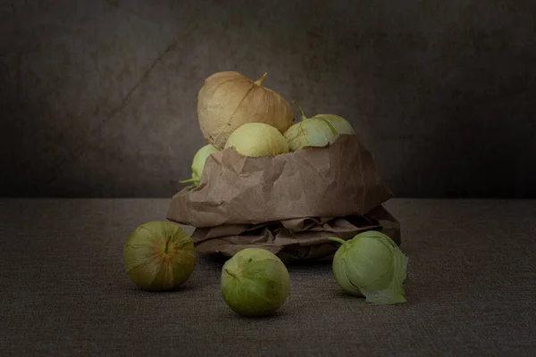 Gros Plan Sur Groupe Tomatillos Sur Papier Brun Empilés Avec — Photo