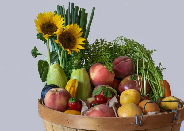 Topo Cesta Com Frutas Legumes Variados Contra Fundo Branco Vista — Fotografia de Stock