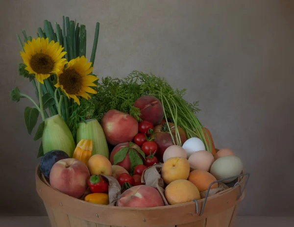 Topo Cesta Com Frutas Legumes Variados Contra Fundo Marrom Vista — Fotografia de Stock