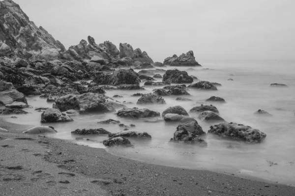 Goat Rock Eyalet Parkı, Sonoma Sahili, Kaliforniya, ABD 'den Pasifik Sahili' ne siyah beyaz
