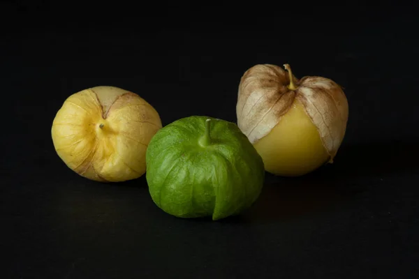 Não Lavado Tomatillos Amarelos Verdes Fundo Preto Visto Partir Ângulo — Fotografia de Stock