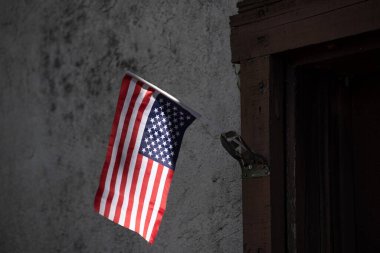 Yaklaşan başkanlık seçimiyle gerginlik artarken, siyasi bir sıkıntı belirtisi olarak fakir bir evin önünde baş aşağı duran Amerikan Bayrağı