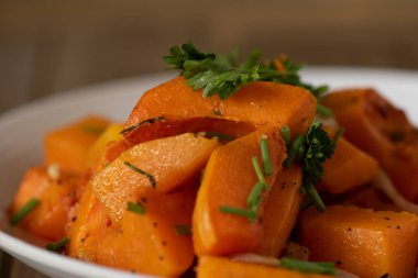 Kabak ezmesi, kavrulmuş, beyaz tabakta, soğanlı, karabiberli ve maydanozlu, akşam yemeğinden ve yaz hasadı konseptinden...