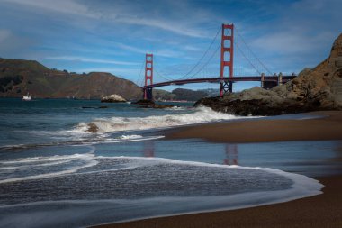 Golden Gate Köprüsü 'nün panoramik manzarası Baker Sahili' nden çoğunlukla mavi gökyüzü fotokopi alanı üzerinde görüldü.
