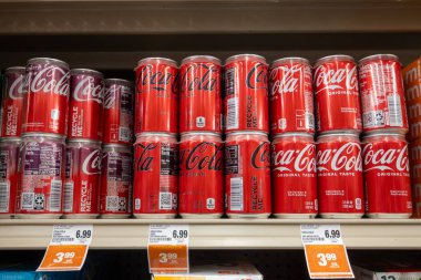 Davis, CA, ABD. 22 Ağustos 2025. Coca Cola kırmızı kutularıyla süpermarket rafı