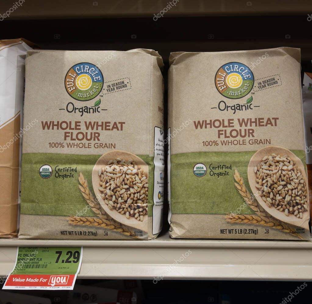 Davis, CA, USA. 22 August 2025. Supermarket store shelf with Organic Wheat Flour