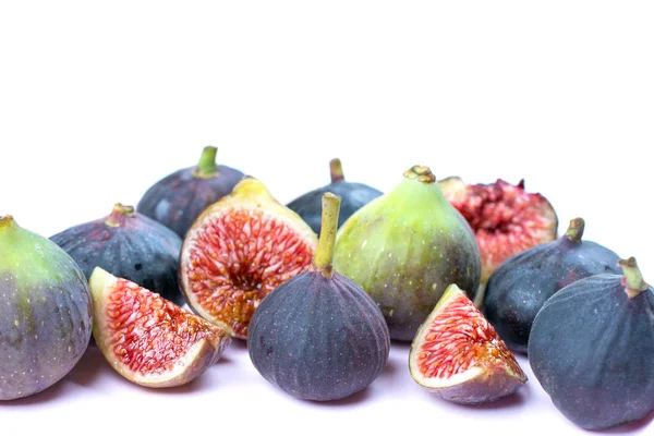 Taze incir. Vejetaryen yiyecekler. Beyaz izole arka planda tüm ve dilimlenmiş incir yaratıcı şeması. Kopya alanı.