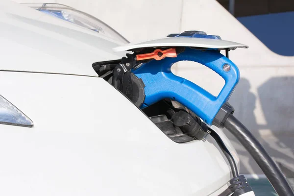 Elektrikli araba şarj şarj istasyonu. Electromobility çevre dostu. Uzay kopyalayın. Yakıt ikmal elektro mobil.