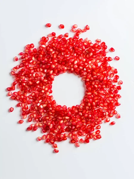 Beyaz zemin üzerine nar taneleri yuvarlak çerçeve