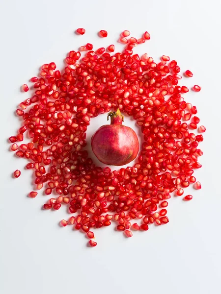 Beyaz zemin üzerine nar taneleri yuvarlak çerçeve. Küçük vahşi nar Merkezi.