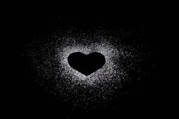 Kalp şekli krema şeker copyspase toplam siyah zemin üzerine yapılır. Sevgililer günü ve tatlı romantik aşk kavramı