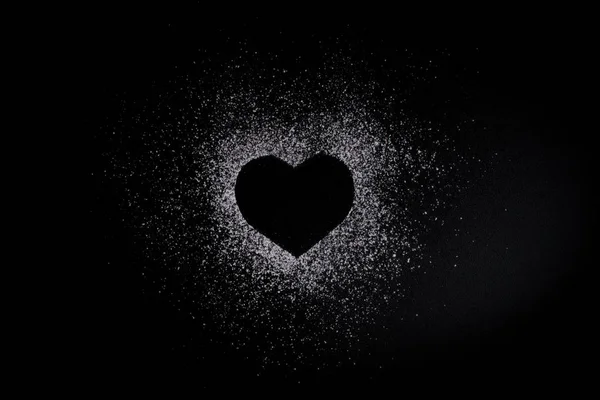 Kalp şekli krema şeker copyspase toplam siyah zemin üzerine yapılır. Sevgililer günü ve tatlı romantik aşk kavramı