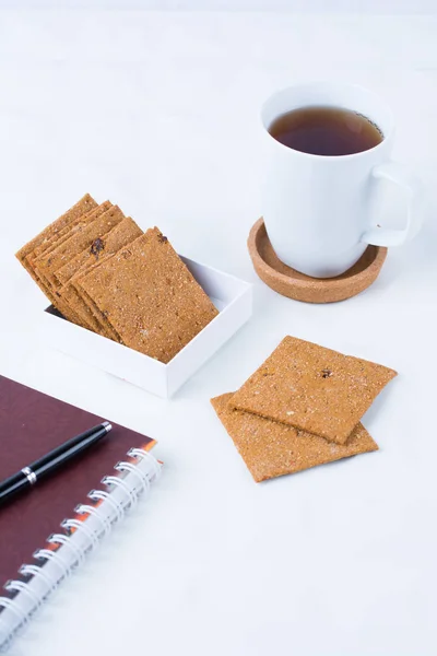 En az kavramında beyaz masaüstü copyspase ile ofiste sağlıklı öğle yemeği.