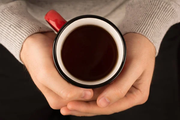 Çay holding erkek eller. Yakın çekim, görünümü top. Kavram rahat ev.
