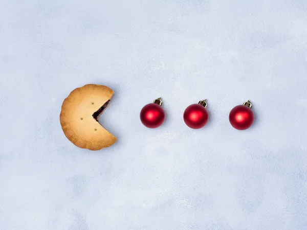 Beton mavi zemin üzerine kırmızı Noel biblo dekorasyonu ile retro oyun tanımlama. Yaratıcı yeni yıl en az kavramı.